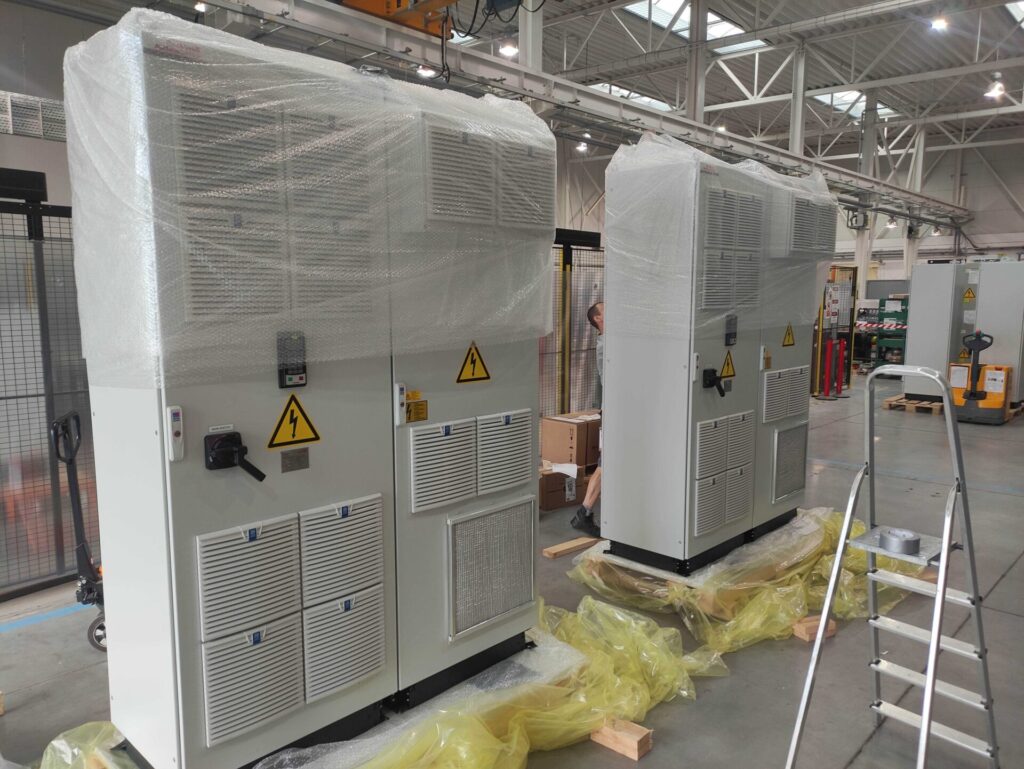 pakowanie szaf elektrycznych do transportu morskiego z pomocą folii pęcherzykowej