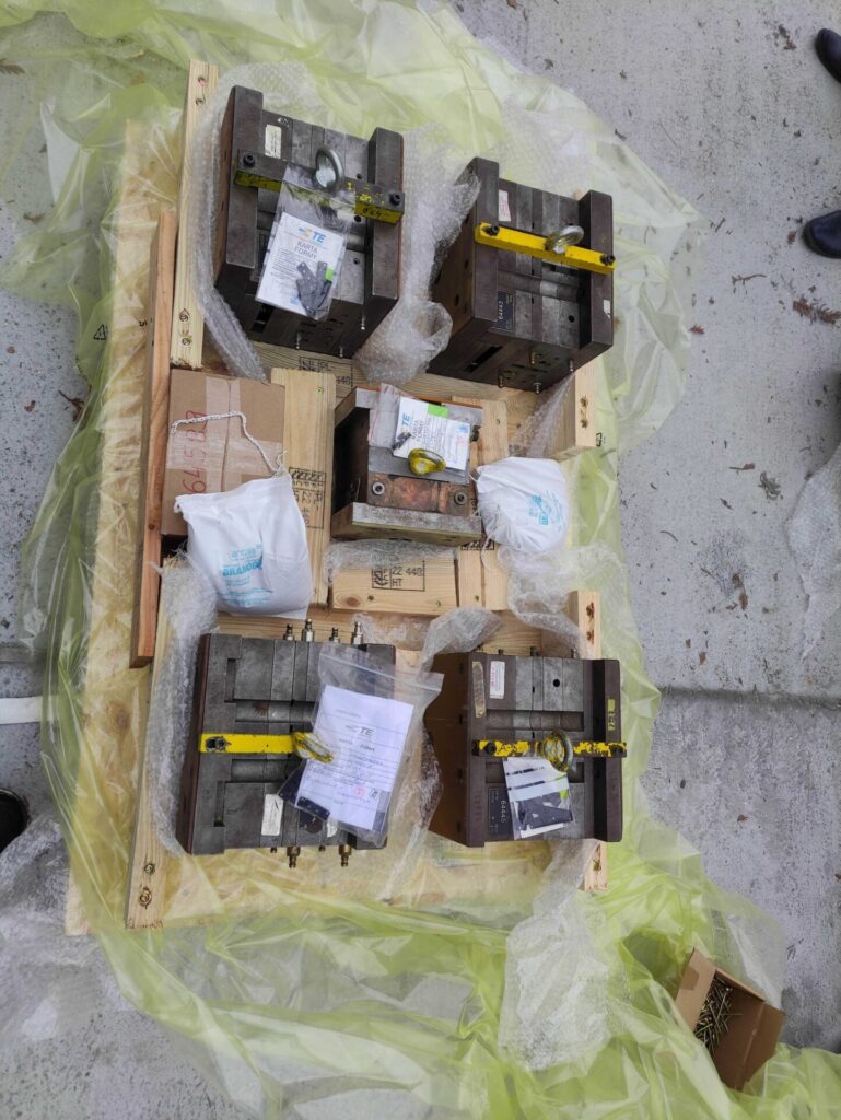paleta z osprzętem i pakowanie w folię antykorozyjną vci