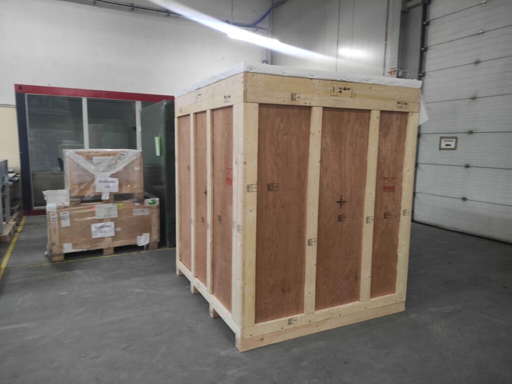 drewniane skrzynie transportowe z ładunkiem