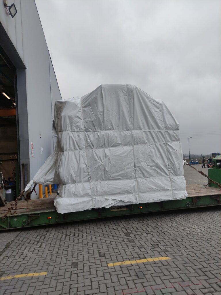 Packaging of industrial equipment on IPPC-certified wooden pallets, protected with VCI film and heat-shrink film